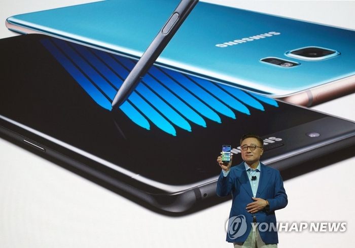 갤럭시노트7을 소개하고 있는 고동진 전 삼성전자 사장(현 국민의힘 의원).연합뉴스