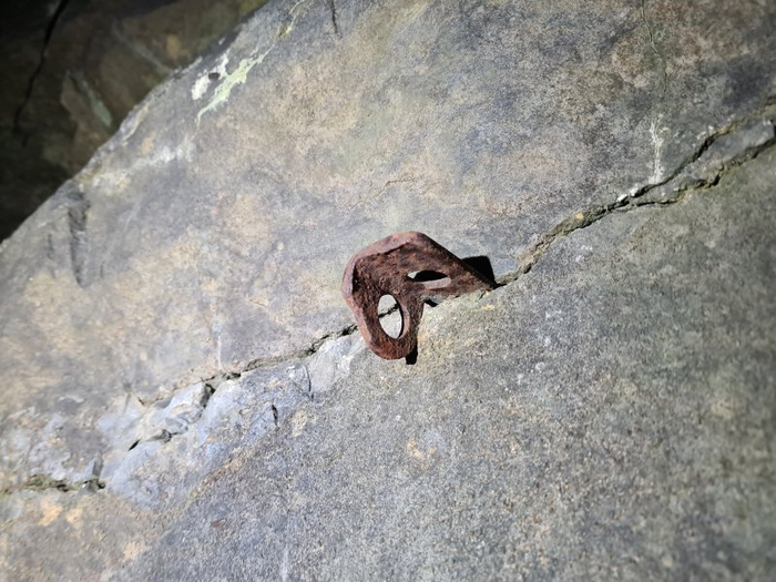  철제 피톤이 꽂혀있는 산의 모습