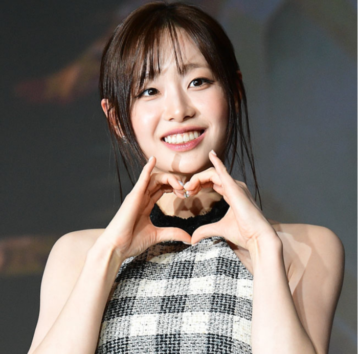  가수 츄가 과거 지하철에서 함박웃음을 지으며 닌텐도로 게임을 하는 모습이 목격된 바 있다.이후 츄는 라디오에서 본인이 맞다고 인정했다.[사진 = 스타투데이]