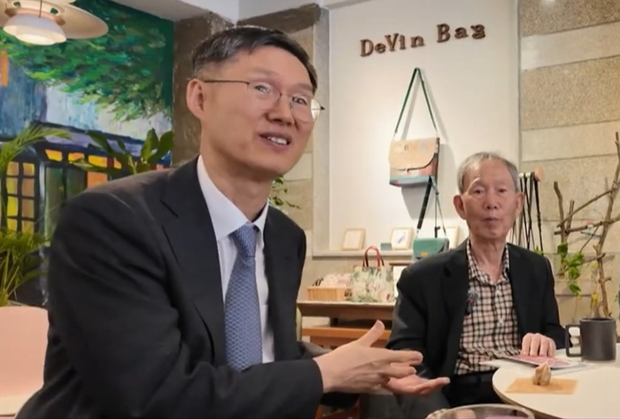  문형배 전 헌법재판소장 권한대행(왼쪽)과 김장하 선생.[사진 = MBC경남 뉴스 유튜브]