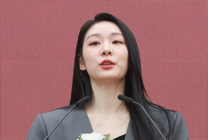 5일 서울 성북구 고려대학교 중앙광장에서 열린 고려대 개교 120주년 기념식에 참석한 전 피겨스케이트 선수 김연아가 축사하고 있다.연합뉴스