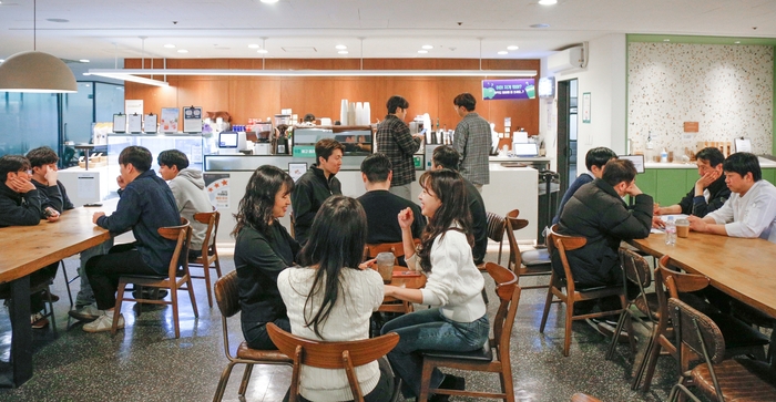  현대그린푸드가 운영 중인 사내카페에서 고객사 임직원들이 식사를 마치고 카페를 이용하고 있는 모습.[사진제공=현대그린푸드]