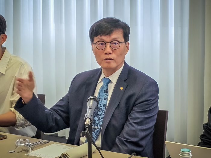 이창용 한국은행 총재가 5일(현지시간) 아시아개발은행(ADB) 연차총회 참석차 방문한 이탈리아 밀라노에서 기자간담회를 열고 질문에 답하고 있다.한국은행