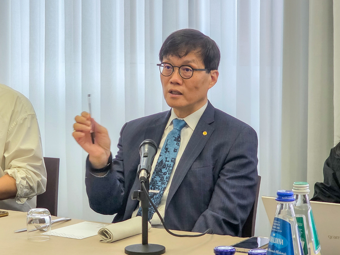 이창용 한국은행 총재가 5일(현지시간) 아시아개발은행(ADB) 연차총회 참석차 방문한 이탈리아 밀라노에서 기자간담회를 열고 질문에 답하고 있다.한국은행