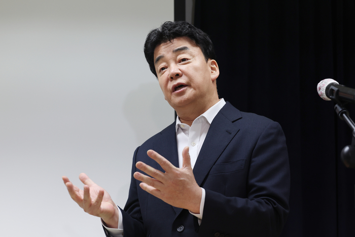  백종원 더본코리아 대표가 지난 3월 28일 서울 서초구 스페이스쉐어 강남역센터에서 열린 첫 정기 주주총회를 마친 뒤 언론 앞에서 입장 표명 및 질의 응답 시간을 갖고 있다.[사진 = 연합뉴스]