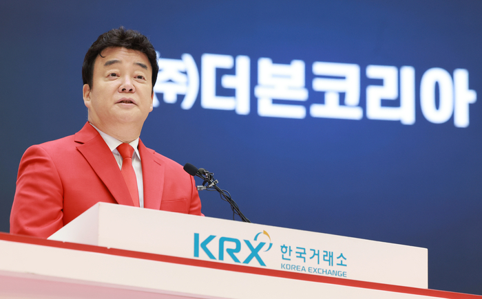  백종원 더본코리아 대표가 지난해 11월 6일 오전 서울 영등포구 여의도 한국거래소 홍보관에서 열린 더본코리아 코스피 상장 기념식에 참석해 소감을 밝혔다.[사진 = 연합뉴스]