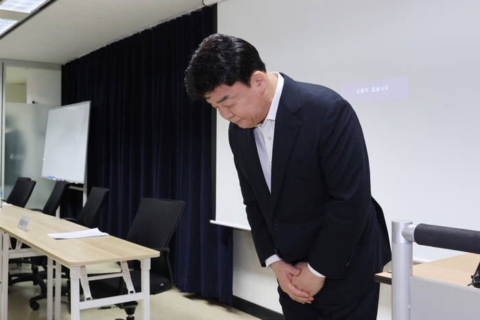  백종원 더본코리아 대표가 지난 3월 28일 서울 서초구 스페이스쉐어 강남역센터에서 열린 첫 정기 주주총회에서 주주들을 향해 사과했다.[사진 = 연합뉴스]
