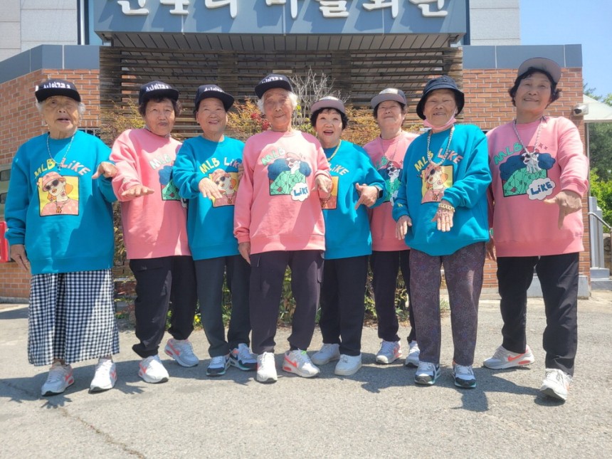 지난달 29일 경북 칠곡군 지천면 신4리 경로당 앞에서 '수니와 칠공주' 멤버인 왕언니 추유을(91),<a href=