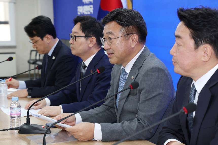 윤호중 더불어민주당 선거대책위원회 총괄본부장(오른쪽 둘째)이 6일 서울 여의도 당사에서 열린 '진짜 대한민국' 중앙선대위 총괄본부장단 회의에서 발언하고 있다.뉴스1