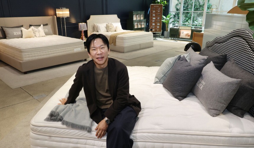 안정호 시몬스 대표가 경기 이천시에 위치한 시몬스팩토리움에서 자사 제품 기술과 브랜드 철학을 설명하고 있다.이승환 기자 