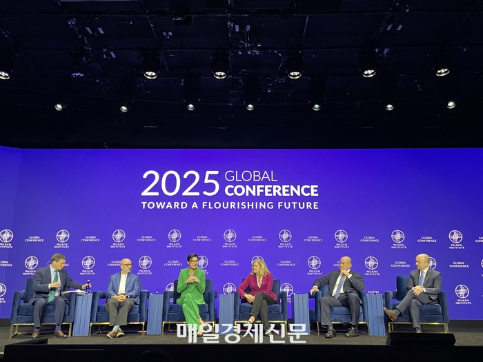 5일(현지시간) 미국 로스앤젤레스(LA)에서 열린 밀컨 콘퍼런스에서‘글로벌 자본시장’세션 참석자들이 토론하고 있다.왼쪽부터 데이비드 페이버 CNBC 앵커,<a href=