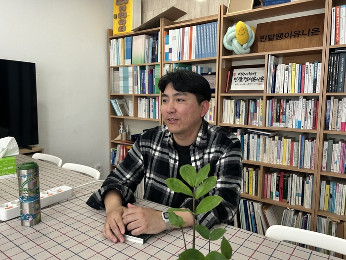  지난 30일 서동규 민달팽이유니온 위원장이 매일경제와 인터뷰를 진행하는 모습.민달팽이유니온은 청년들의 주거권을 보장받고,안정적으로 살아갈 수 있는 사회를 만들기 위해 활동하는 청년 단체다.2011년 대학 내 