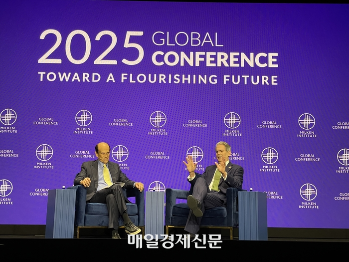  스콧 베선트 미국 재무장관(오른쪽)이 5일(현지시간) 밀컨 콘퍼런스‘글로벌 경제 상황’세션에 참가해 마이클 밀컨 밀컨 콘퍼런스 회장의 질문에 답하고 있다.윤원섭 특파원