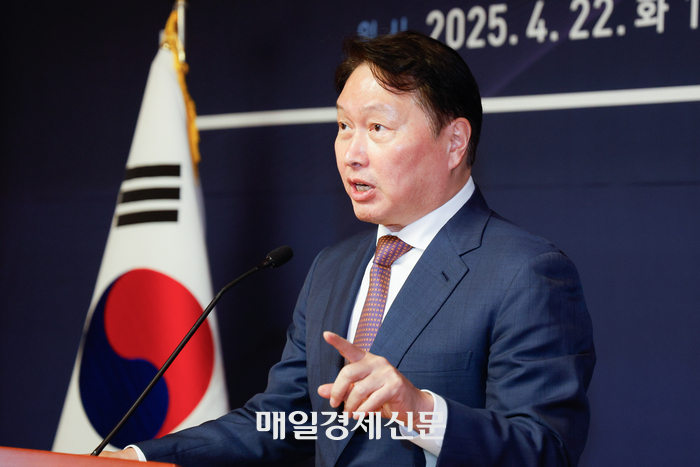 최태원 대한상공회의소 회장이 22일 서울 여의도 국회 사랑재에서 열린 국회 미래산업포럼 발족식에서 최근 한국경제의 도전과제와 대응방향에 대해 강연하고 있다 25.04.22 한주형기자.