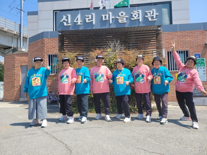지난달 29일 경북 칠곡군 지천면 신4리 경로당 앞에서‘수니와 칠공주’멤버인 왕언니 추유을(91),소녀 감성 김태희(80),베스트 드레서 홍순연(82),분위기 메이커 이필선(88),새 멤버 이선화(77)