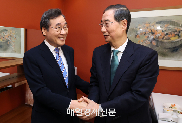  한덕수 무소속 대선 예비후보(오른쪽)와 이낙연 새미래민주당 상임고문이 6일 서울 중구의 한 한식당에서 만나 오찬 회동을 하기 전 악수하고 있다.이들 두 인사는 오찬 회동을 마친 뒤 “대한민국이 새로운 희망이 움트