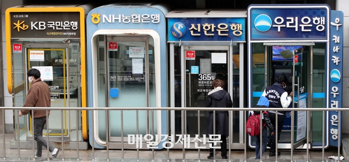  서울의 은행 ATM 기기에서 고객들이 거래를 하고있다.[김호영 기자]