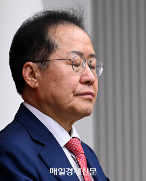 지난달 29일 서울 여의도 국민의힘 당사에서 열린 제21대 대통령 후보자 국민의힘 3차 경선 진출자 발표 행사에서 홍준표 전 대구시장이 탈락 발표가 난 후 눈을 감고 있다. 국회사진기자단