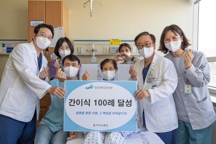  어버이날을 앞두고 54세의 아들이 75세 어머니에게 간이식으로 건강한 새 삶을 선물했다.중앙대병원 장기이식센터 의료진은 모자를 위한 축하 자리를 마련했다.
