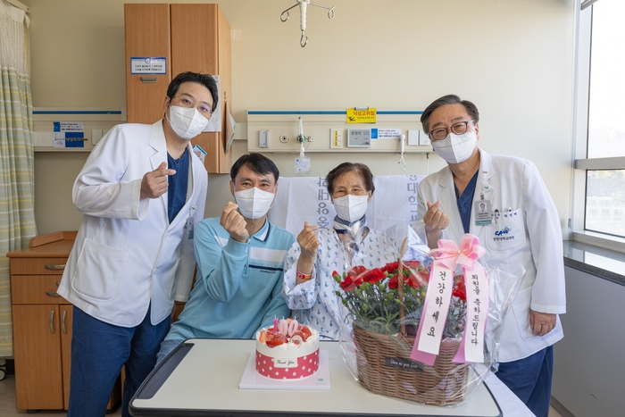 어버이날을 앞두고 54세의 아들이 75세 어머니에게 간이식으로 건강한 새 삶을 선물했다.중앙대병원 장기이식센터 의료진은 모자를 위한 축하 자리를 마련했다.