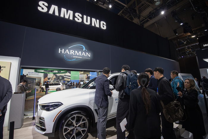  미국 라스베이거스 컨벤션센터에서 열린 CES 2025의 삼성전자 전시관에서 관람객들이 다양한 제품과 솔루션들을 체험하고 있는 모습.[사진출처 = 삼성전자]
