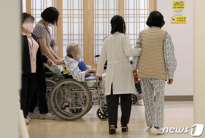  서울시 중증 치매환자 전담병원으로 지정된 서울 은평구 서북병원에서 의료진과 환자들이 이동하고 있다.[뉴스1]