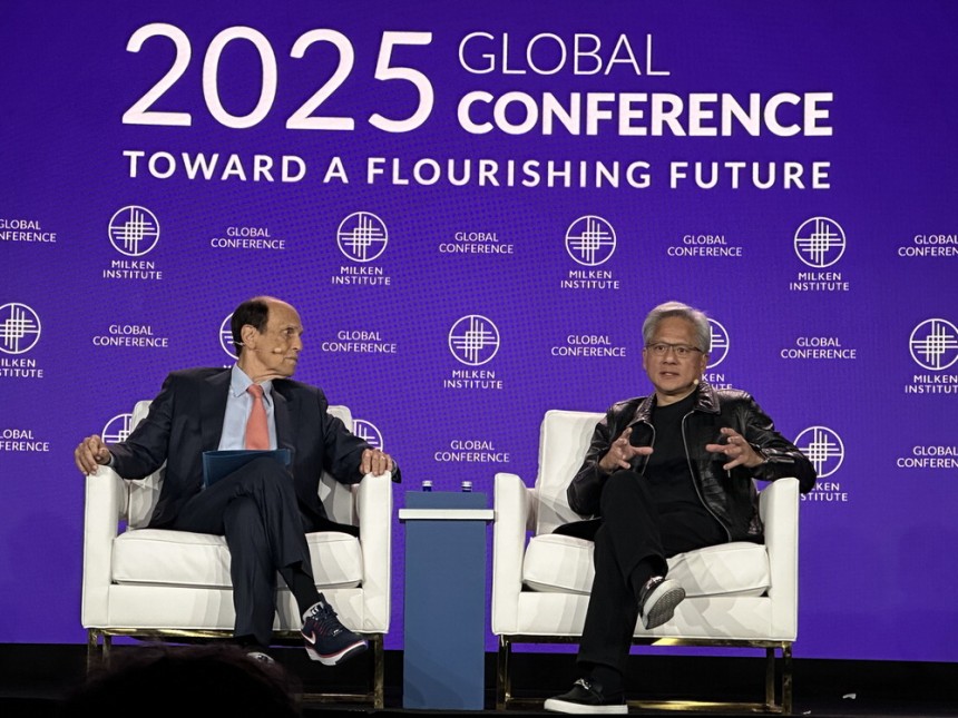 젠슨 황 엔비디아 CEO(오른쪽)가 6일(현지시간) 미국 로스앤젤레스에서 열린 2025 밀컨 글로벌 콘퍼런스에서 마이클 밀컨 밀컨 콘퍼런스 회장의 질문에 답하고 있다.로스앤젤레스 윤원섭 특파원