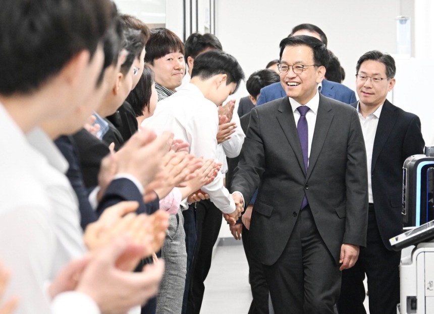 최상목 전 경제부총리 겸 기획재정부 장관이 7일 정부세종청사에서 직원들과 퇴임 인사를 하고 있다.연합뉴스