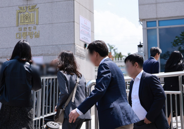  윤석열 전 대통령이 연루된 해병대 채상병 순직 사건 외압 의혹을 수사하는 고위공직자범죄수사처 관계자들이 7일 서울 용산 대통령실 민원실을 오가고 있다.공수처는 이날‘순직 해병 수사 외압’사건과 관련해 국가안