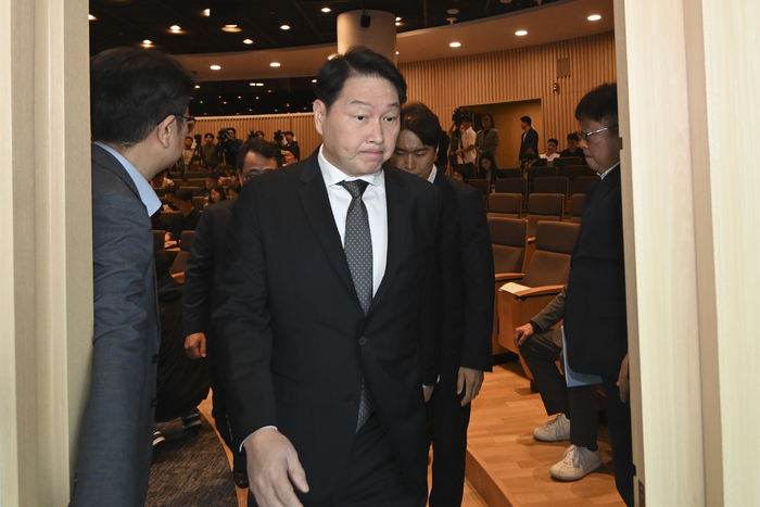  최태원 SK 회장이 7일 오전 서울 중구 SKT타워에서 열린 SKT 해킹 관련 일일브리핑에 참석해 대국민 사과 후 기자회견장을 나서고 있다.뉴스1