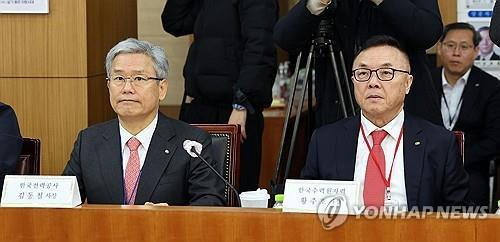  김동철 한국전력공사 사장(왼쪽)과 황주호 한국수력원자력 사장 [사진 출처 = 연합뉴스]