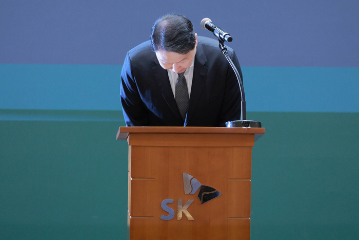  최태원 SK그룹 회장이 7일 서울 중구 SKT타워에서 열린 유심 정보 유출 관련 일일 브리핑에 참석,<a href=
