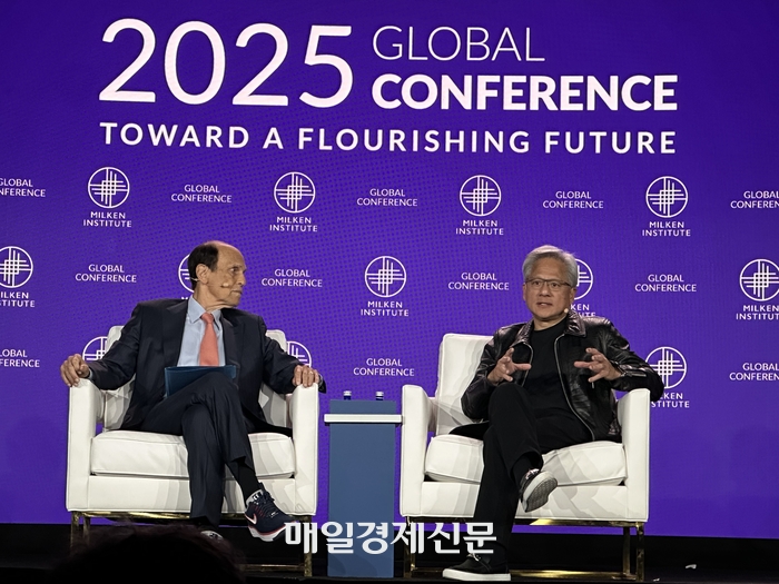  젠슨 황 엔비디아 최고경영자(CEO·오른쪽)가 6일(현지시간) 미국 로스앤젤레스에서 열린 2025 밀컨 글로벌 콘퍼런스에서 마이클 밀컨 밀컨 콘퍼런스 회장의 질문에 답하고 있다.로스앤젤레스 윤원섭 특파원