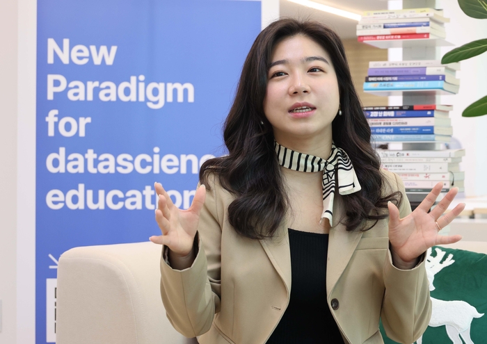  조혜준 휴마인(데이터다이빙) 대표가 서울시 강남구 도곡동에 위치한 사무실에서 맞춤형 AI 교육 프로그램의 필요성에 대해 설명하고 있다.한주형 기자