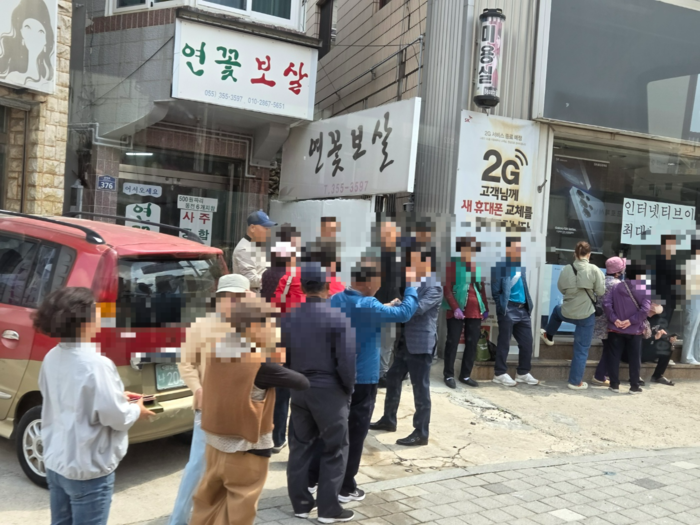  1일 경남 밀양시에 SK텔레콤 앞에 유심 교체 등을 원하는 고객들이 문을 열기 전부터 대기하고 있다.대부분이 노령자로 유심가입 앱 유심 가입 등에 불편함을 느껴 직접 대리점을 방문했다.이동인 기자