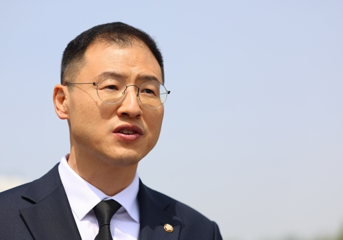 [속보] <b>김상욱</b> 국민의힘 <b>탈당</b>…“<b>이재명</b>·이준석 만나고 싶다”