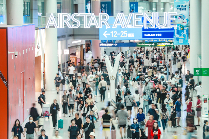  인천국제공항 제1여객터미널을 이용 중인 여객들.&lt;인천공항공사&gt;