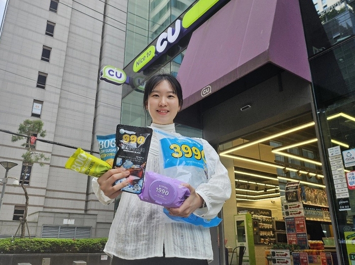  BGF리테일이 운영하는 편의점 CU가 고물가 시대 소비자들의 높아진 가격 민감도를 고려해 초특가 제품군을 확대한다고 8일 밝혔다.[사진 = BGF리테일 제공]