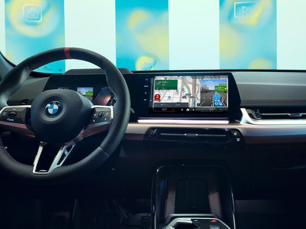  BMW 차량 인포테인먼트에 티맵 차량 내장형 내비게이션이 탑재된 모습.&lt;사진=티맵모빌리티&gt;