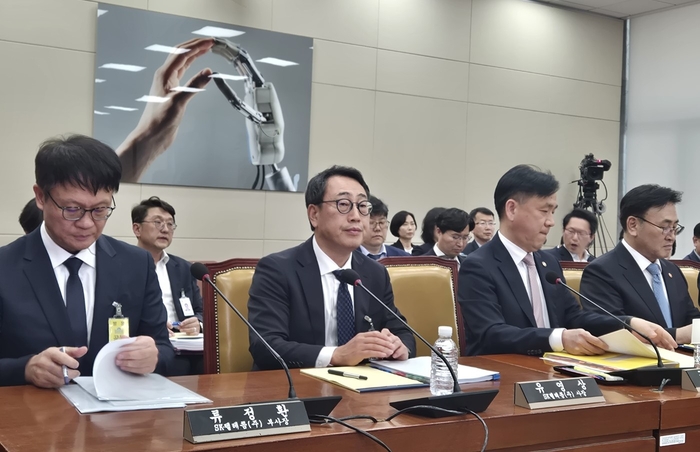  유영상 SK텔레콤 대표이사가 8일 오후 서울 영등포구 여의도 국회 과학기술정보방송통신위원회에서 열린 가입자식별모듈(USIM) 데이터 해킹 사고 청문회에 출석했다.[이가람 기자]