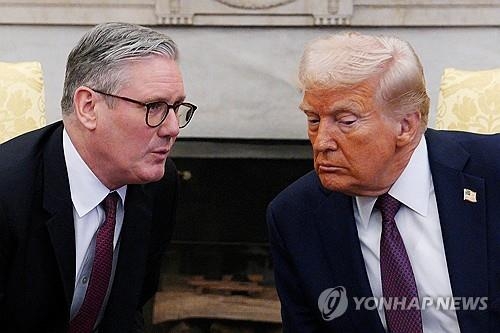  지난 2월 백악관에서 만난 키어 스타머 영국 총리(왼쪽)와 도널드 트럼프 미국 대통령.로이터연합뉴스