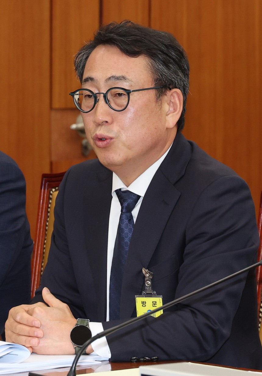 8일 국회에서 열린 SK텔레콤 유심 해킹 사건 청문회에서 유영상 SK텔레콤 대표가 질의에 답하고 있다.연합뉴스