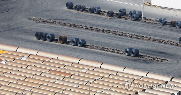  평택항에 쌓인 철강 제품 [사진 = 연합뉴스]