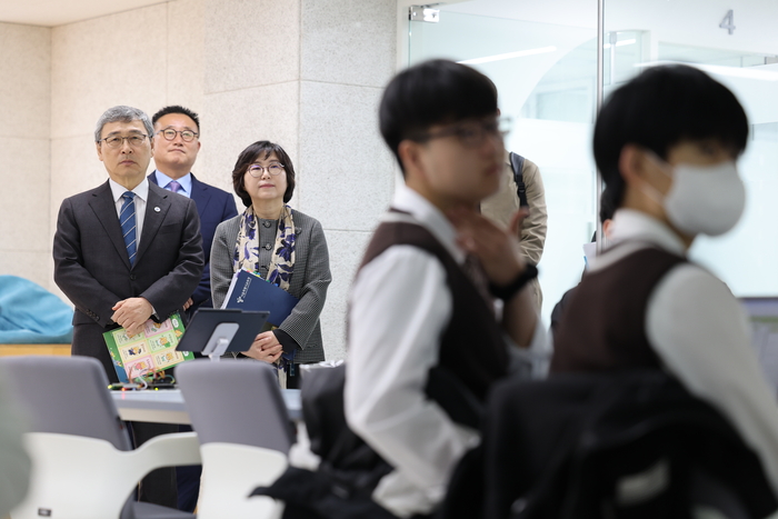  수업을 듣는 학생들을 지켜보고 있는 정근식 서울시교육감(왼쪽).교육청 제공
