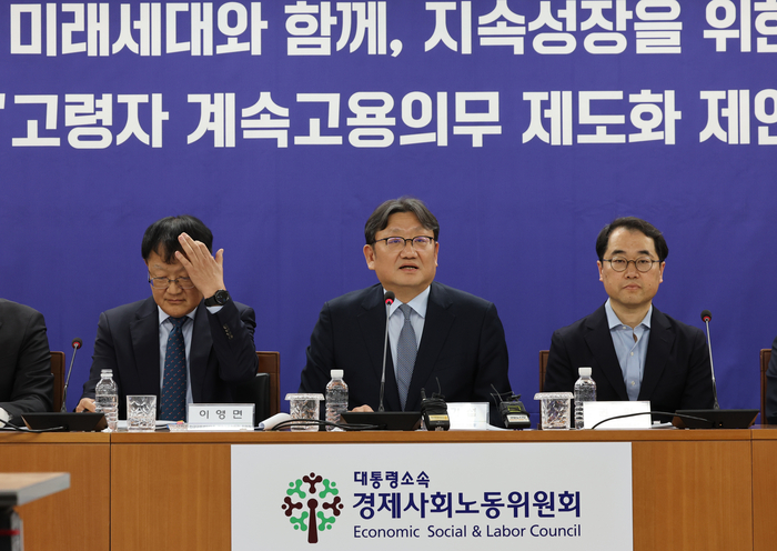  8일 서울 종로구 대통령 직속 경제사회노동위원회(경사노위)에서 열린‘고령자 계속고용의무 제도화 공익위원 제언’브리핑에서 권기섭 경사노위 위원장이 발언을 하고 있다.경사노위는 기업에 고용 의무를 부과해 법정