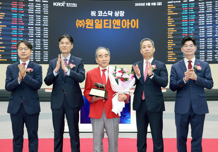  원일티엔아이 코스닥시장 상장기념식 (서울=연합뉴스) 9일 서울 영등포구 한국거래소에서 열린 원일티엔아이 코스닥시장 상장기념식에서 관계자들이 상장기념패 전달 후 기념 촬영하고 있다.왼쪽부터 김대영 