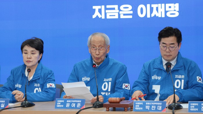 <b>윤여준</b> “<b>김문수</b>·<b>한덕수</b>, 국민 입장선 오십보백보…대선 의미 훼손”