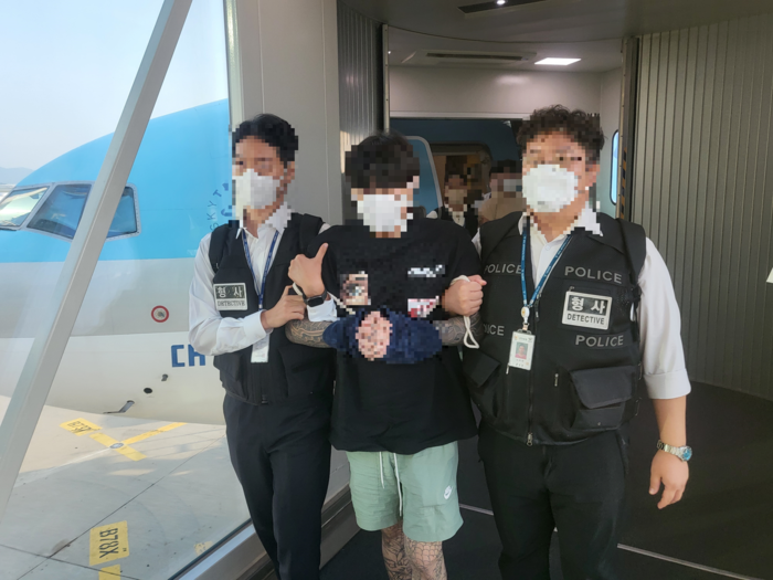  태국에서 국내 투자증권사를 사칭해 투자자의 돈을 가로챈 일당이 검거돼 인천공항을 통해 송환되고 있다.[서울경찰청]