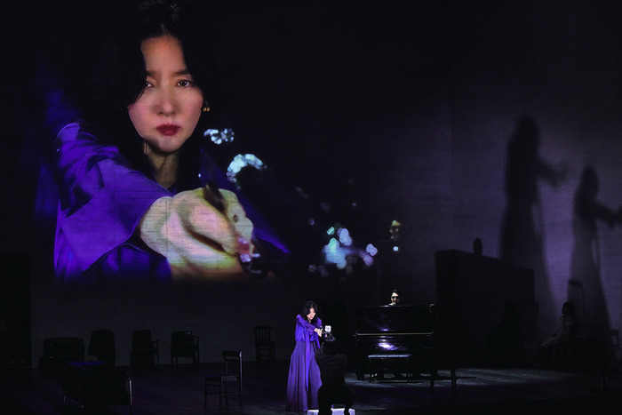  연극‘헤다 가블러’에서 헤다(이영애)가 허공에 총을 겨누고 있다.&lt;LG아트센터&gt;