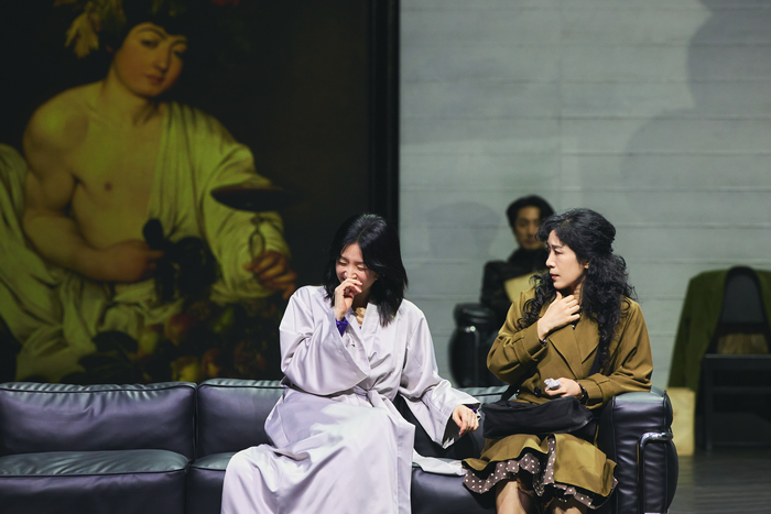 연극‘헤다 가블러’에서 헤다(이영애·왼쪽)와 테아(백지원)가 대화를 나누고 있다.<LG아트센터>